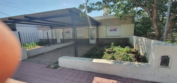 Casa En Venta - 2 Dormitorios - Calle Comisario Medina 461