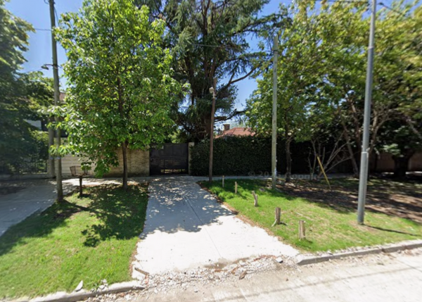 LOTE SALIDA A DOS CALLES 1390 mts CON CHALET Y PISCINA EN ESPECTACULAR UBICACION A METROS DEL ACCESO OESTE - 1