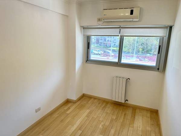 3 ambientes al frente + monoambiente independiente — Unidos por patio — 3 cocheras — Villa del Parque EN VENTA — foto 3