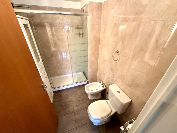 3 ambientes al frente + monoambiente independiente — Unidos por patio — 3 cocheras — Villa del Parque EN VENTA — foto 7