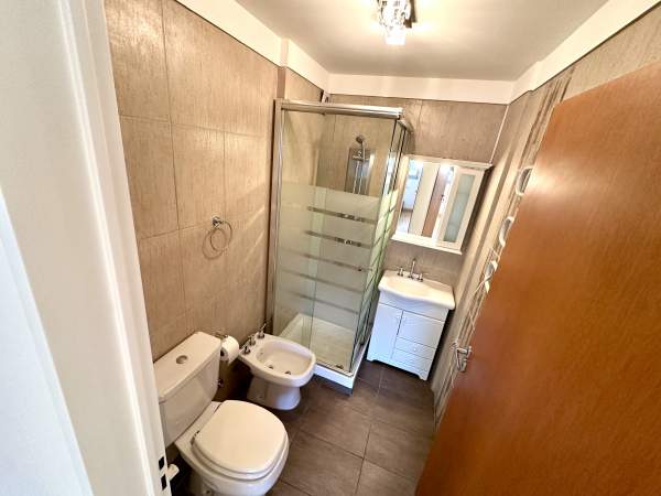 3 ambientes al frente + monoambiente independiente — Unidos por patio — 3 cocheras — Villa del Parque EN VENTA — foto 9