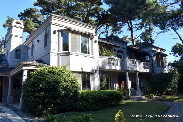 IMPONENTE CASA EN EL CORAZON DEL MONTE — foto 2