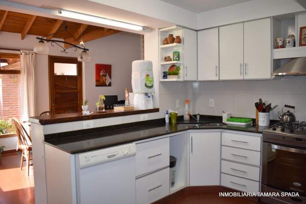 CASA CON PILETA Y TERRENO — foto 4