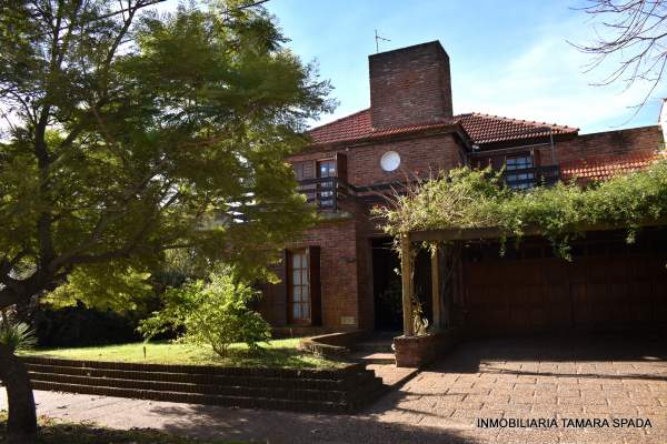 CASA CON PILETA Y TERRENO