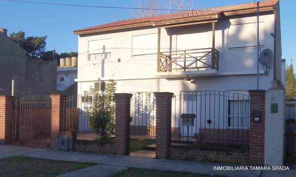 CASA EN BARRIO RESIDENCIAL A METROS DEL MONTE