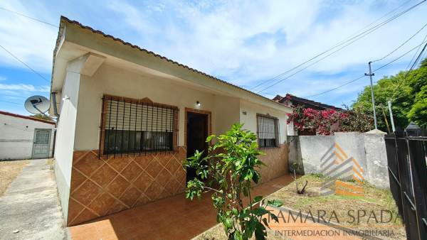 CASA CON AMPLIO JARDÍN
