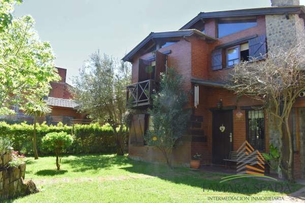 CASA CON ESTILO LUMINOSA Y FUNCIONAL. OPORTUNIDAD EN EL MONTE