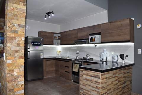 CASA MODERNA IMPLANTADA EN ESPECTACULAR LOTE — foto 2