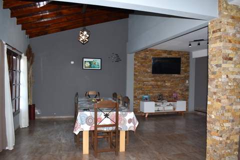 CASA MODERNA IMPLANTADA EN ESPECTACULAR LOTE — foto 4