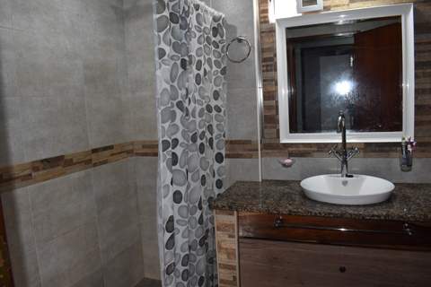 CASA MODERNA IMPLANTADA EN ESPECTACULAR LOTE — foto 5