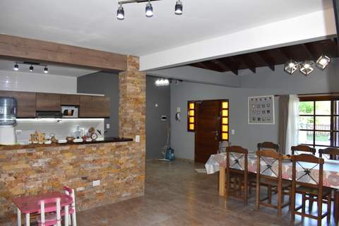 CASA MODERNA IMPLANTADA EN ESPECTACULAR LOTE — foto 3