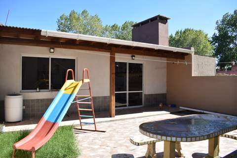 CASA MODERNA IMPLANTADA EN ESPECTACULAR LOTE — foto 10