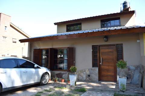 CASA MODERNA IMPLANTADA EN ESPECTACULAR LOTE
