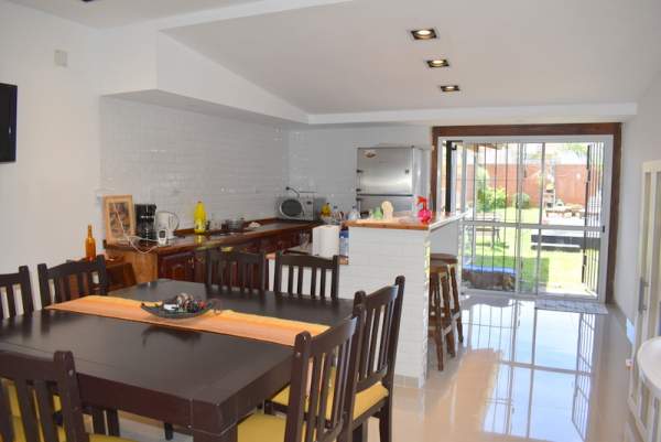 EXCELENTE CASA CON PILETA — foto 3