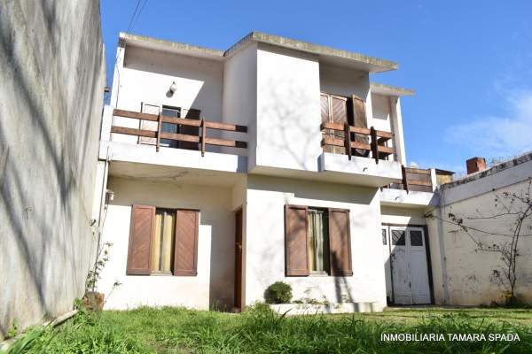 CASA CON PILETA EN BARRIO PARQUE GOLF