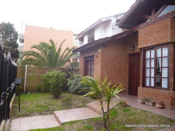 CASA SOBRE AVENIDA