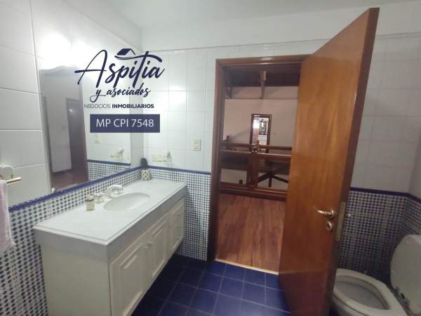 VENTA Exclusiva Casa de tres plantas, pileta, quincho en Alejandro Centeno — foto 15