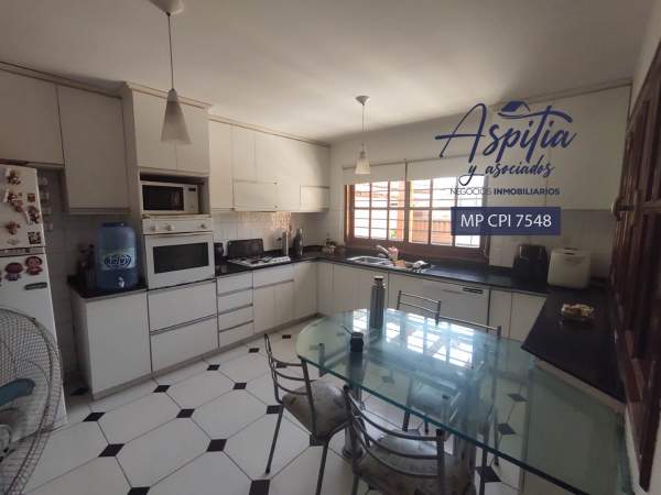 VENTA Exclusiva Casa de tres plantas, pileta, quincho en Alejandro Centeno — foto 8