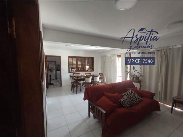 VENTA Exclusiva Casa de tres plantas, pileta, quincho en Alejandro Centeno — foto 9
