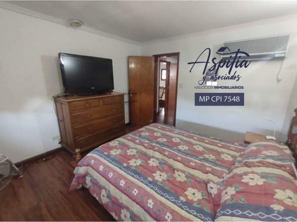 VENTA Exclusiva Casa de tres plantas, pileta, quincho en Alejandro Centeno — foto 11