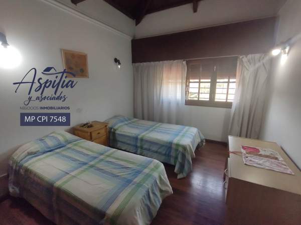 VENTA Exclusiva Casa de tres plantas, pileta, quincho en Alejandro Centeno — foto 14