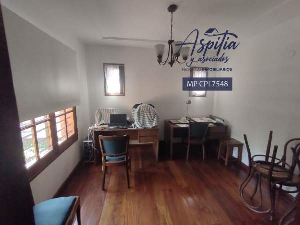 VENTA Exclusiva Casa de tres plantas, pileta, quincho en Alejandro Centeno — foto 7