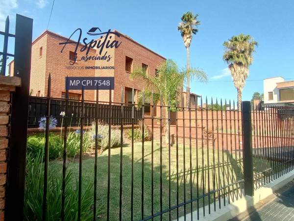 VENTA Exclusiva Casa de tres plantas, pileta, quincho en Alejandro Centeno
