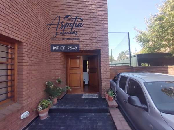 VENTA Exclusiva Casa de tres plantas, pileta, quincho en Alejandro Centeno — foto 3