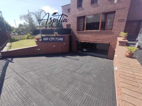 VENTA Exclusiva Casa de tres plantas, pileta, quincho en Alejandro Centeno — foto 4