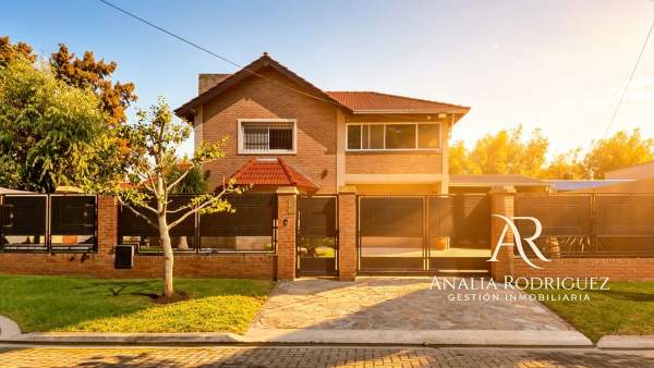 VENTA - CASA DE 4 AMBIENTES SOBRE LOTE DE 573 m² - PILETA, DEPENDENCIA, GRAN PARQUE Y COCHERAS – BELEN DE ESCOBAR