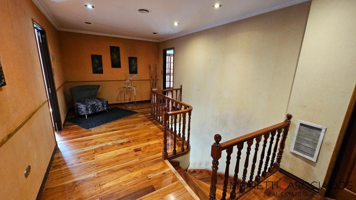 Excelente Casa en Lomas Del Mirador 6 ambientes con fondo y quincho — foto 8