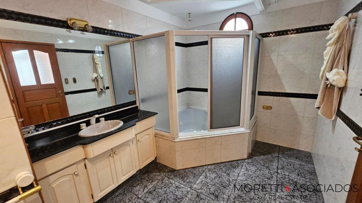 Excelente Casa en Lomas Del Mirador 6 ambientes con fondo y quincho — foto 13