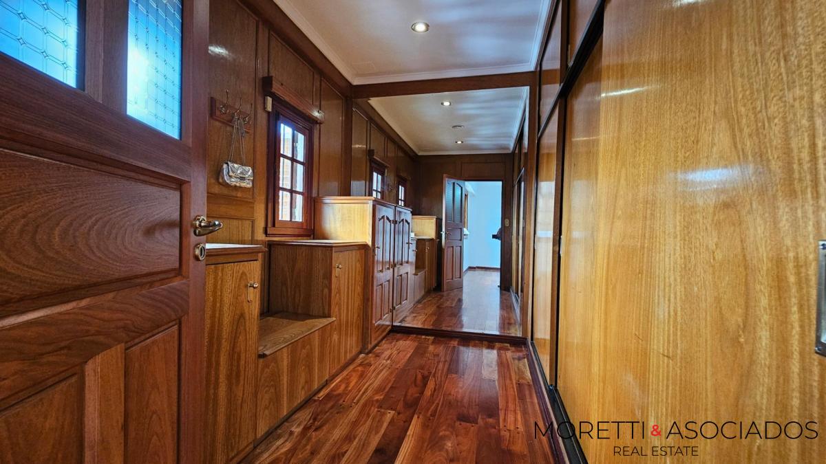 Excelente Casa en Lomas Del Mirador 6 ambientes con fondo y quincho — foto 14