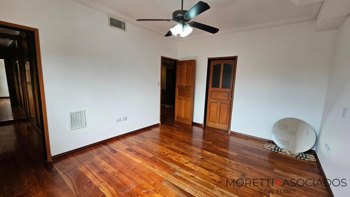 Excelente Casa en Lomas Del Mirador 6 ambientes con fondo y quincho — foto 11