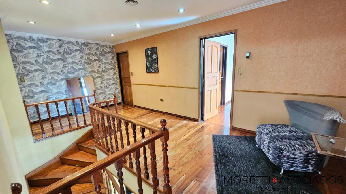 Excelente Casa en Lomas Del Mirador 6 ambientes con fondo y quincho — foto 10