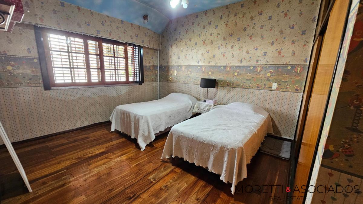 Excelente Casa en Lomas Del Mirador 6 ambientes con fondo y quincho — foto 15