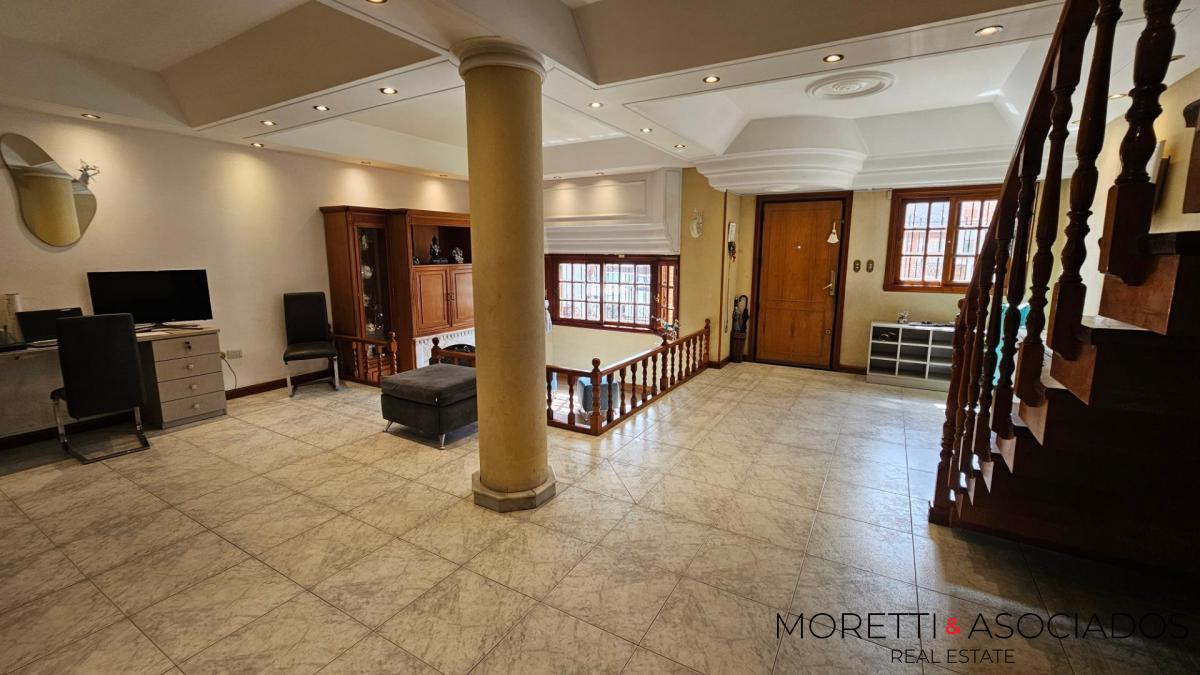 Excelente Casa en Lomas Del Mirador 6 ambientes con fondo y quincho — foto 3