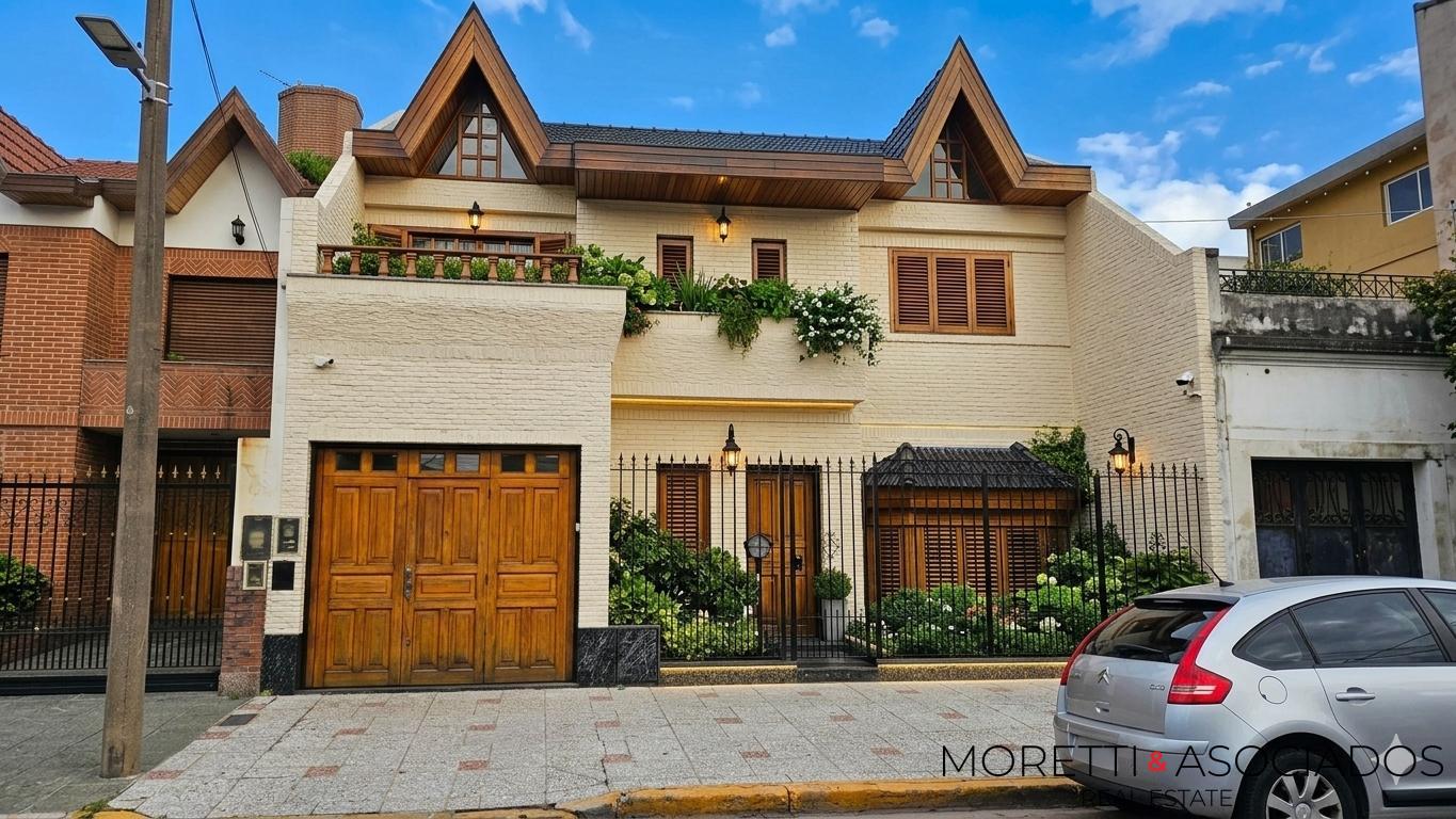 Excelente Casa en Lomas Del Mirador 6 ambientes con fondo y quincho