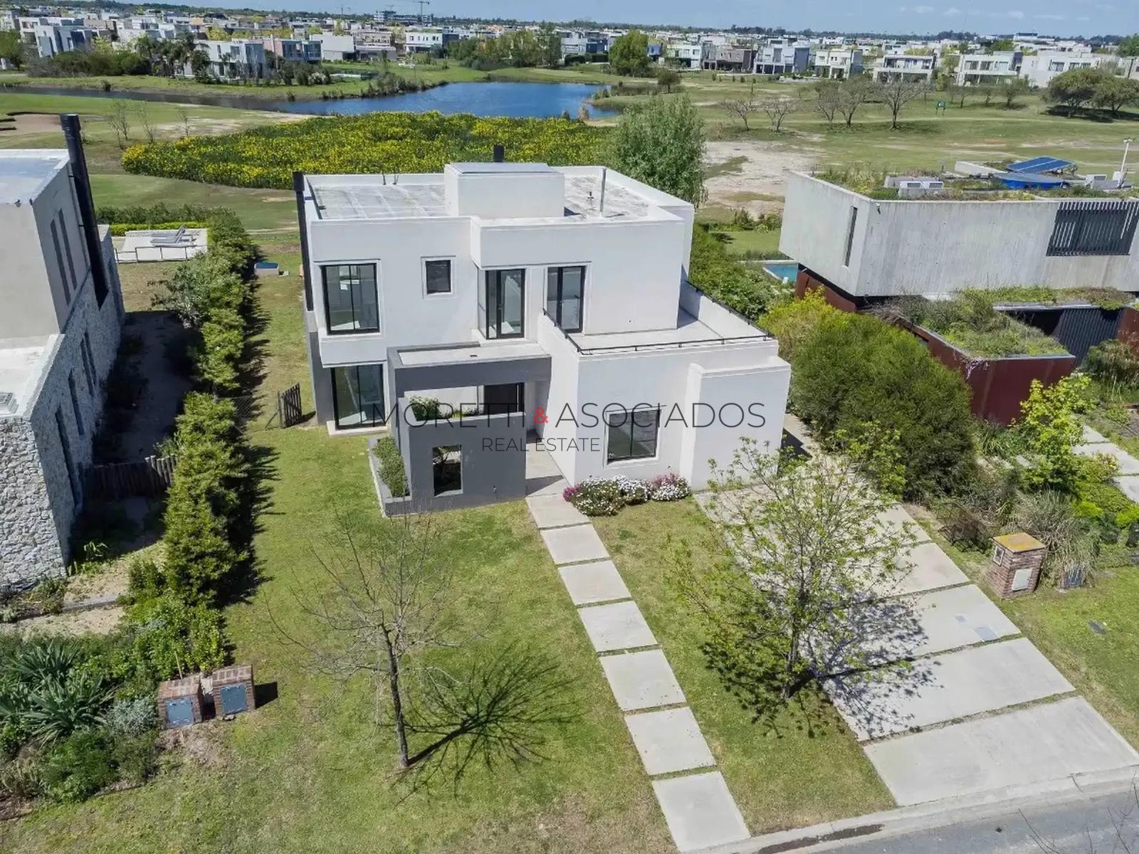 Casa Al Golf en venta- 226 m2 -En Canton Golf- excelente construccion