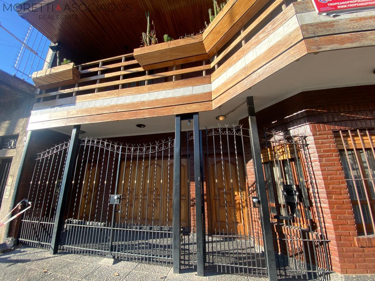 Casa a la venta en Lomas Del Mirador 7 ambientes- Ideal Familia Numerosa - 1
