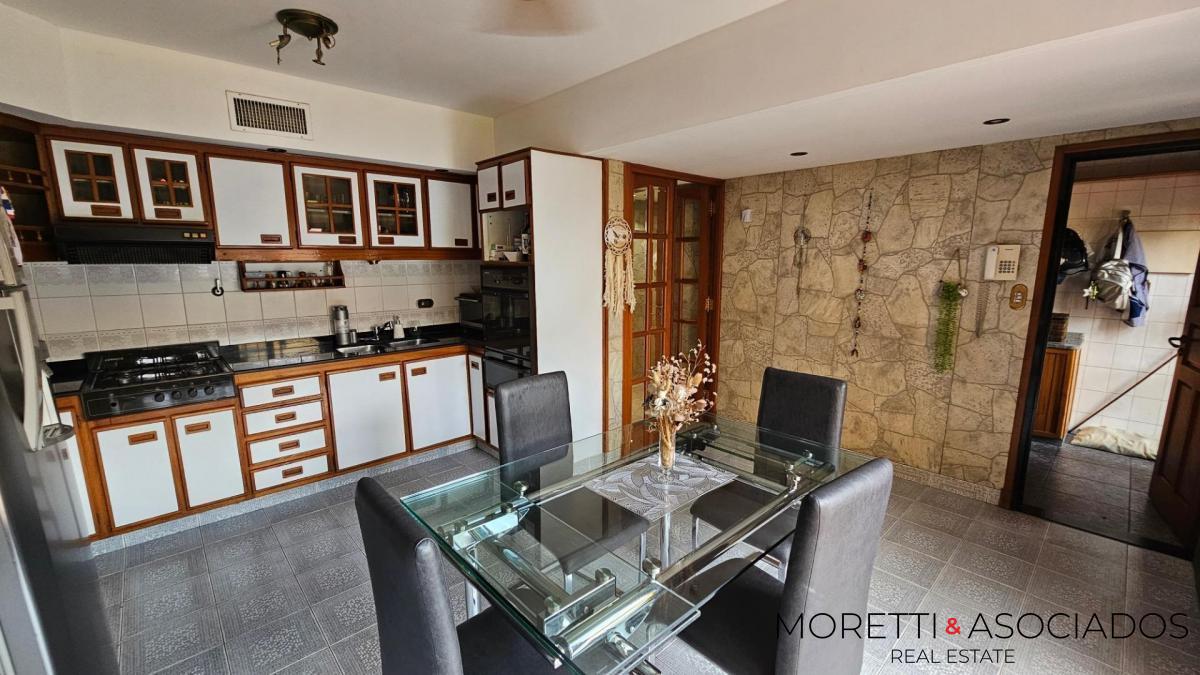 Excelente Casa en Lomas Del Mirador 6 ambientes con fondo y quincho — foto 6