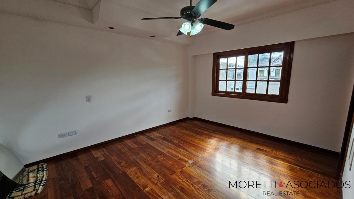 Excelente Casa en Lomas Del Mirador 6 ambientes con fondo y quincho — foto 12