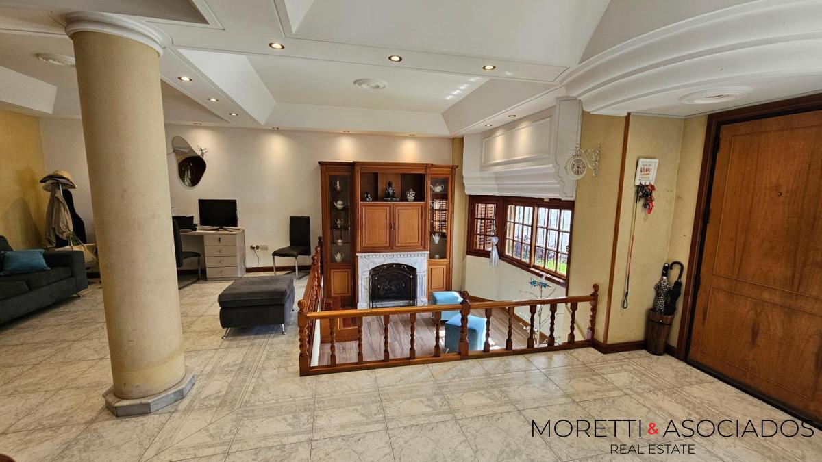 Excelente Casa en Lomas Del Mirador 6 ambientes con fondo y quincho — foto 2