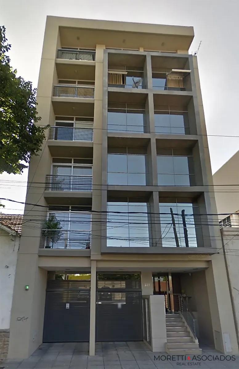 DEPARTAMENTO SEMIPISO EN ALQUILER | 2 AMB | AL FRENTE | ÚNICO