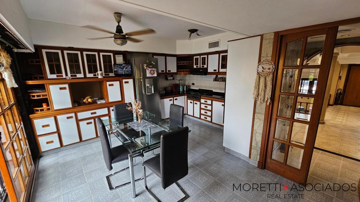 Excelente Casa en Lomas Del Mirador 6 ambientes con fondo y quincho — foto 5