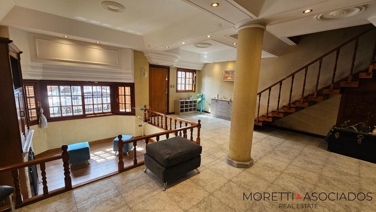 Excelente Casa en Lomas Del Mirador 6 ambientes con fondo y quincho — foto 4