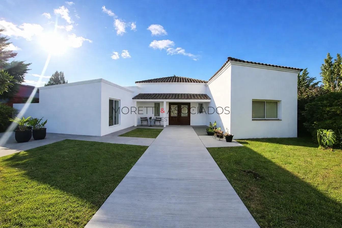 Casa en Venta de 6 ambientes en Santa Teresa sobre gran lote de 1400 m2.