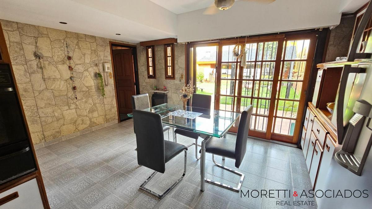 Excelente Casa en Lomas Del Mirador 6 ambientes con fondo y quincho — foto 7