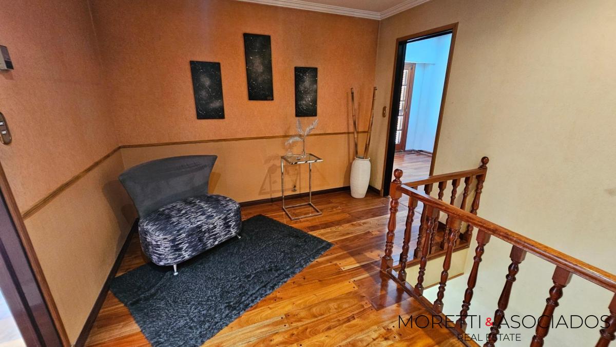 Excelente Casa en Lomas Del Mirador 6 ambientes con fondo y quincho — foto 9