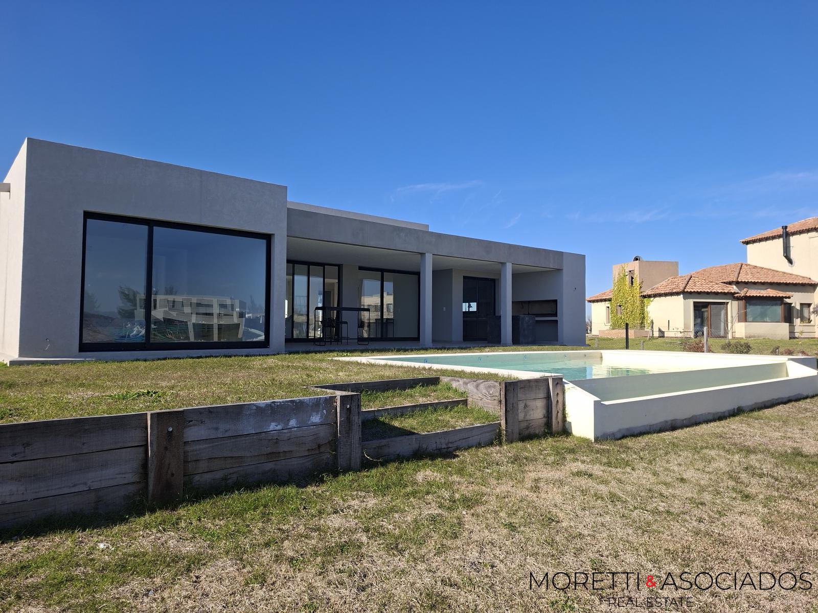 Casa a estrenar al Rio con amarra propia excelentes terminaciones